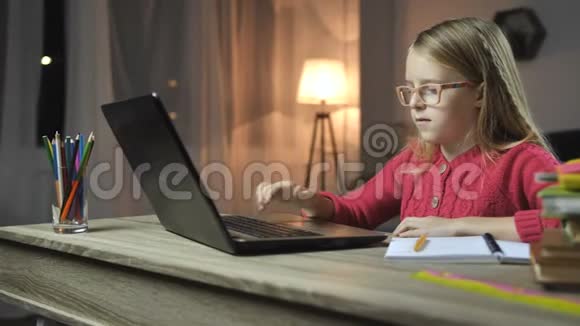 快乐的孩子在网上做作业视频的预览图