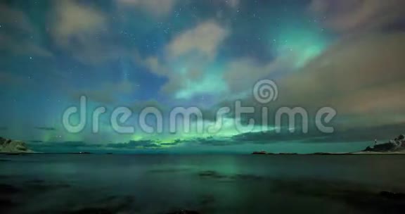 挪威海岸反射北极光视频的预览图