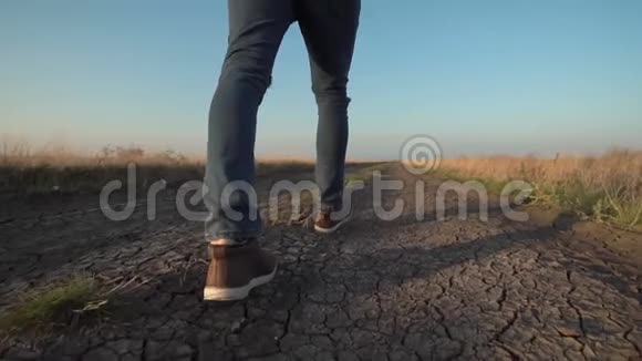 一个无名男子走在乡间小路上视频的预览图