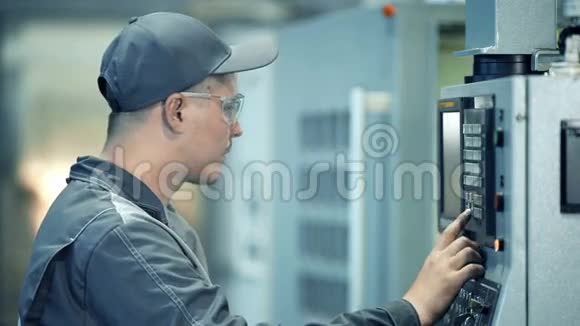 工业工程师工人操作控制面板系统视频的预览图