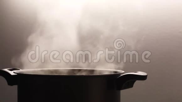 有蒸汽的锅视频的预览图