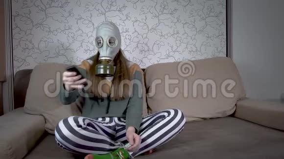 戴防毒面具的女孩视频的预览图
