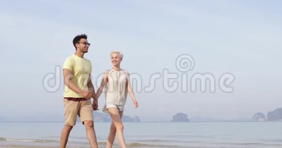 情侣在沙滩上牵手交谈青年男女手指度假游客视频的预览图