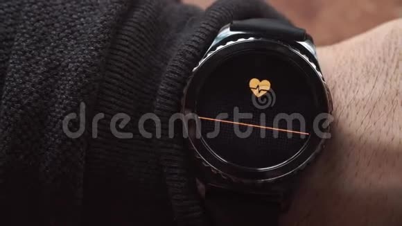 乌克兰利沃夫2017年1月智能手表向用户显示心率视频的预览图