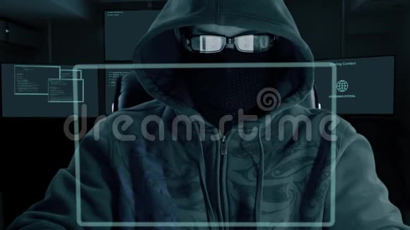 戴着头巾眼镜和面具的人坐在电脑笔记本电脑前下载秘密数据一个夜间黑客视频的预览图