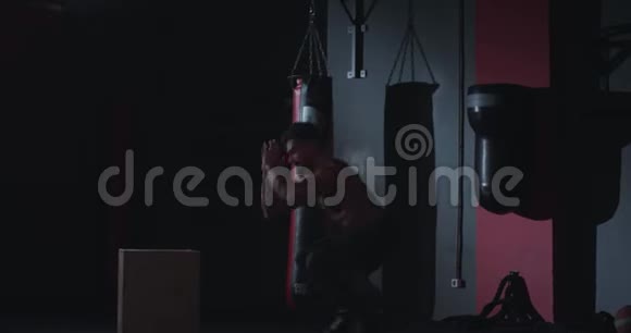 在一个跨体适课堂上强壮的运动员在木箱上做盒子跳跃练习有一个强烈的运动视频的预览图