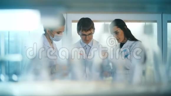 三位科学家在实验室工作视频的预览图