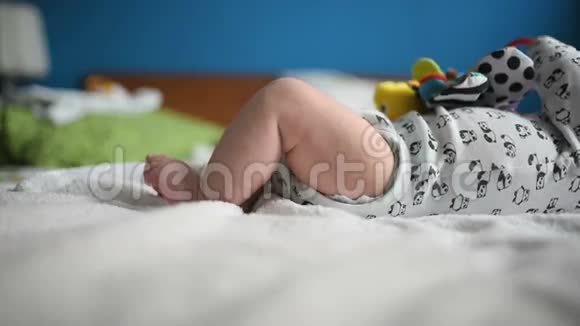 妈妈把袜子放进婴儿脚里视频的预览图