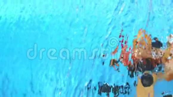 成熟的水果桃片橙黑的醋栗苹果落入水中在1500fps的慢动作中溅起瀑布视频的预览图