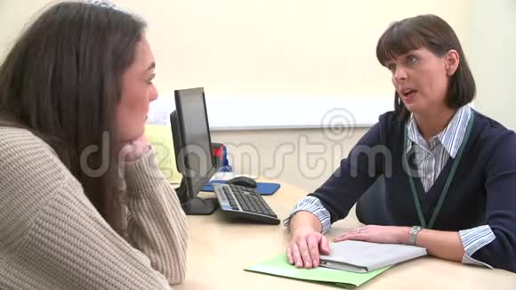 沮丧的少女与外科医生交谈视频的预览图