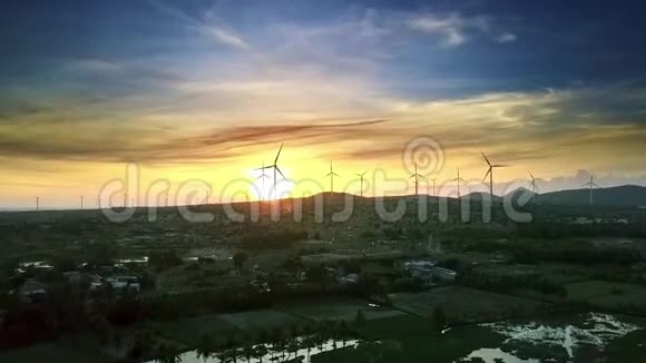 日落天际线和湖泊上的远处风力涡轮机塔视频的预览图