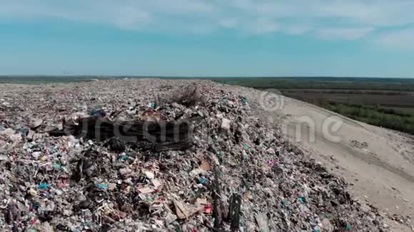 山地大型垃圾堆和污染臭气和有毒残渣堆这些垃圾来自城市和工业视频的预览图