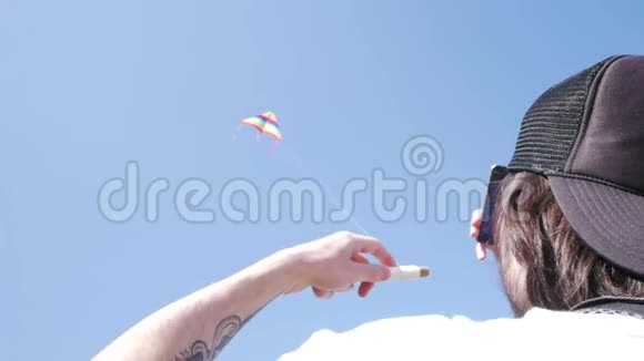 男性玩风筝视频的预览图