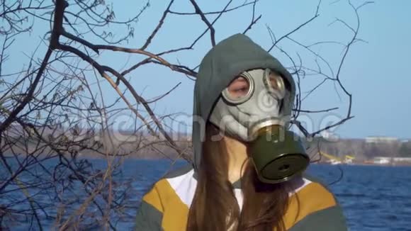戴防毒面具的女孩视频的预览图