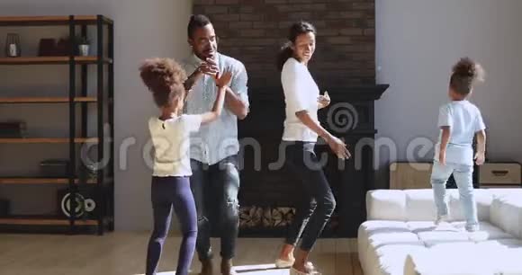 欢乐活跃的非裔美国人家庭舞蹈跳跃客厅视频的预览图