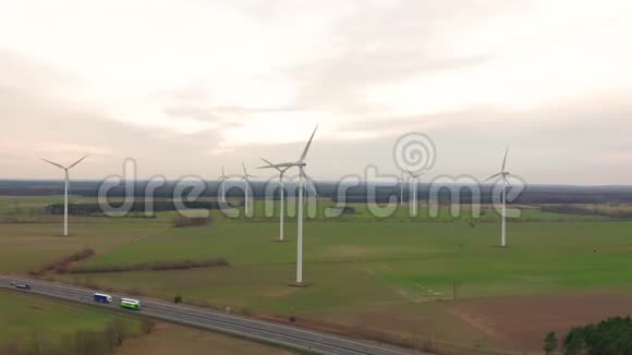 风车风力发电技术风力发电涡轮风车能源生产的空中无人机视图绿色视频的预览图