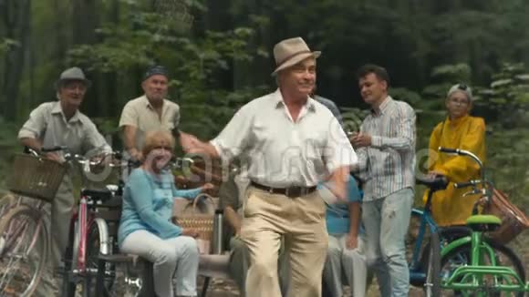 老人在公园里跳舞视频的预览图