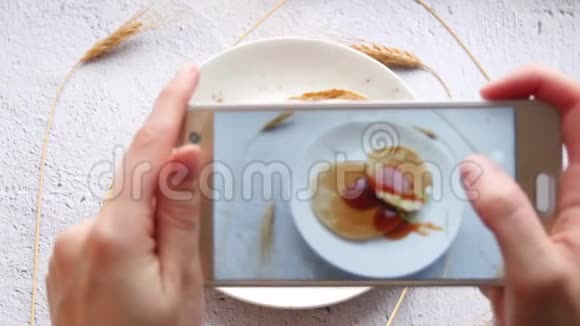 女人手早餐打电话这个女孩正在拍食物特写镜头视频的预览图
