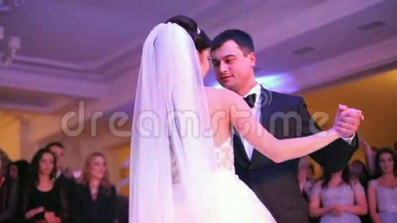 美丽的新娘和英俊的新郎在婚礼上跳舞视频的预览图
