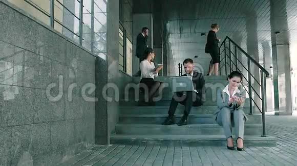 夏天在户外工作的商务人士坐在楼梯上视频的预览图