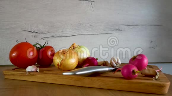 不同种类的新鲜蔬菜显示在餐桌上视频的预览图