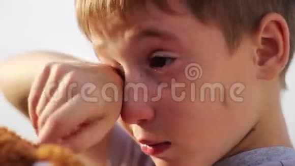肮脏的孤儿特写哭着流着泪视频的预览图