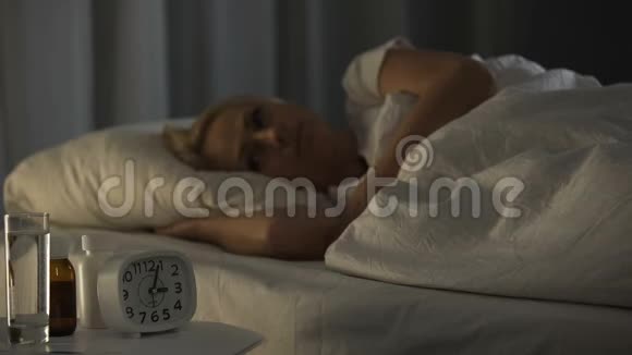 成熟的女人在康复中心度过一个不眠之夜痛苦视频的预览图