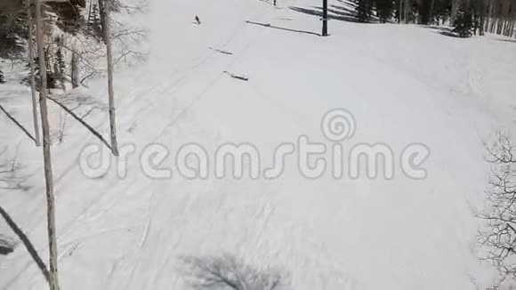 滑雪电梯和滑雪者视频的预览图