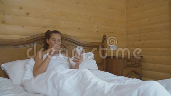 女人躺在床上视频的预览图