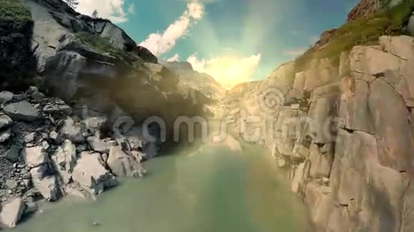 峡谷河岸景观鸟瞰视频的预览图