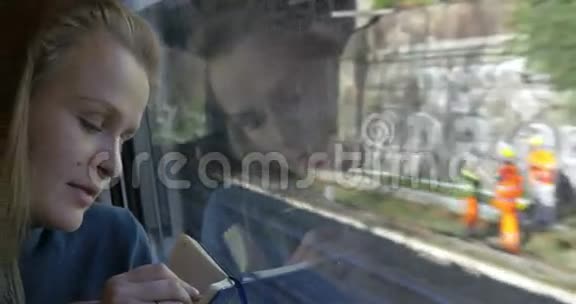 在火车上画素描的女人视频的预览图