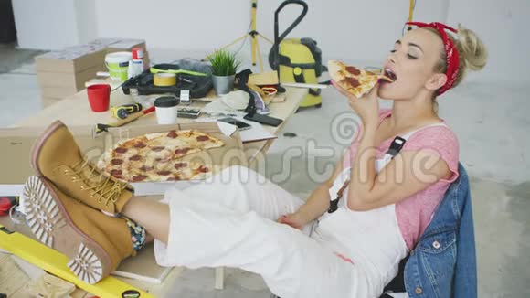 女木匠在工作场所吃披萨视频的预览图