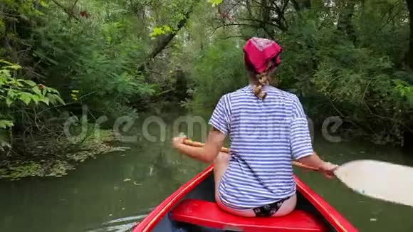 在湖边划独木舟视频的预览图
