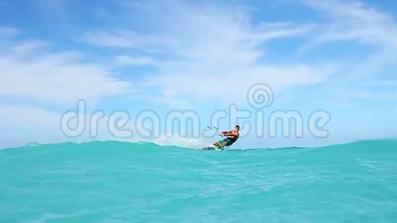 人类风筝登上海洋视频的预览图