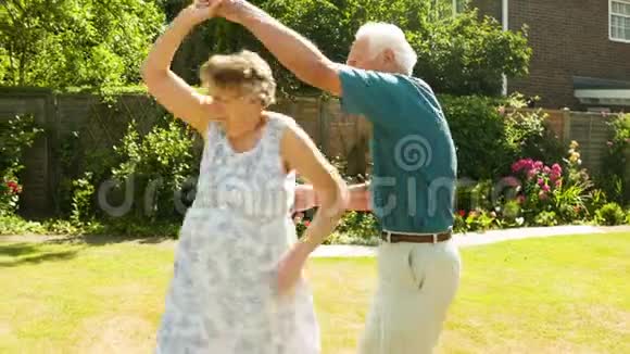 年长夫妇跳舞视频的预览图
