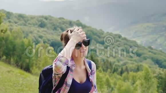 一个很累的女游客带着背包走上山路意志力和身体耐力视频的预览图