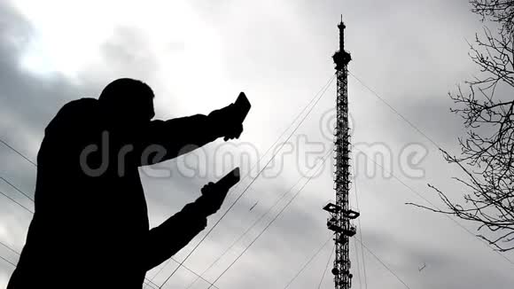 一个男人正在寻找电话上的连接一个坏的连接一个电话塔3克4克5克视频的预览图