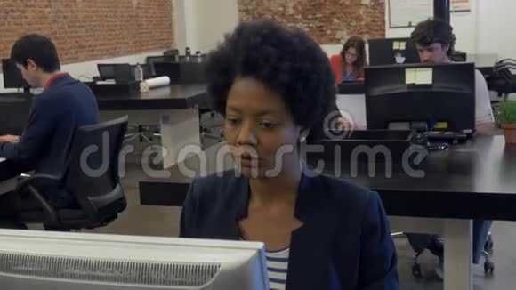 非裔美国商业妇女工作台式电脑视频的预览图