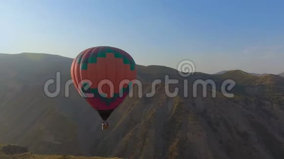 山景中热气球飞越天空的全景视频的预览图