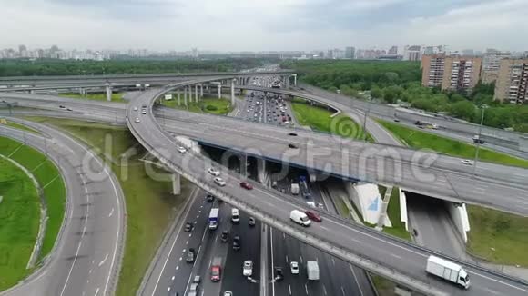 汽车在高速公路上行驶视频的预览图