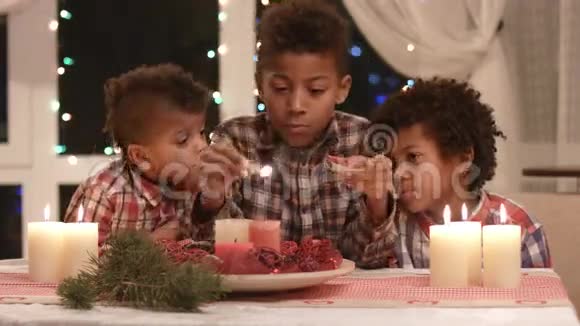 黑人男孩点燃圣诞蜡烛视频的预览图