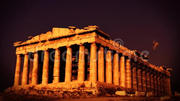 日落时的希腊柱视频的预览图
