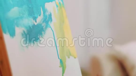 美术爱好灵感女手画视频的预览图