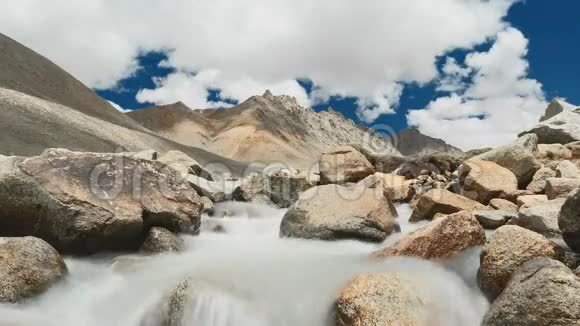西藏科拉山上的山溪视频的预览图