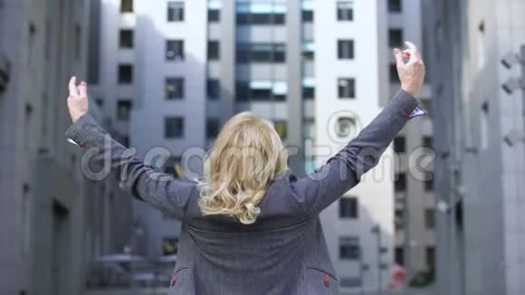 乐观的老年女性转身举手享受生活活力视频的预览图