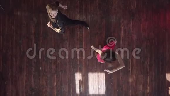 专业情侣在工作室的木地板上跳探戈视频的预览图
