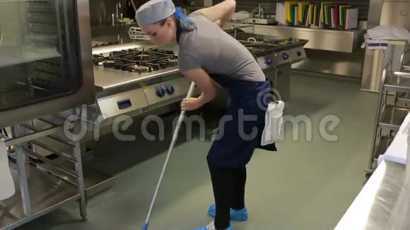 厨房擦地板的清洁工视频的预览图