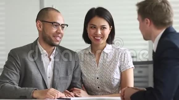 幸福的混血儿夫妇签署银行贷款合同握手视频的预览图
