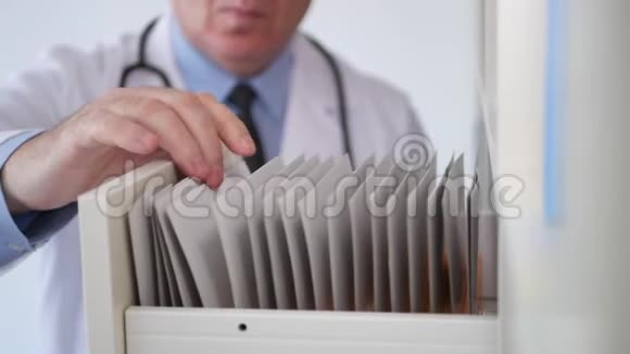 医院档案文件和病历中的医生图像搜索视频的预览图