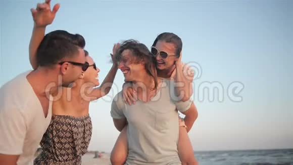 夏天两对夫妇在海边笑乐友团欢乐沙滩户外画像视频的预览图